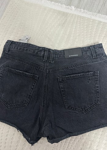 Siyah Yırtık Mini Denim Şort - Görsel 3