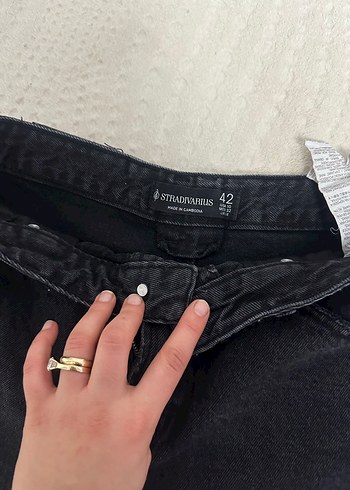 Siyah Yırtık Mini Denim Şort - Görsel 2