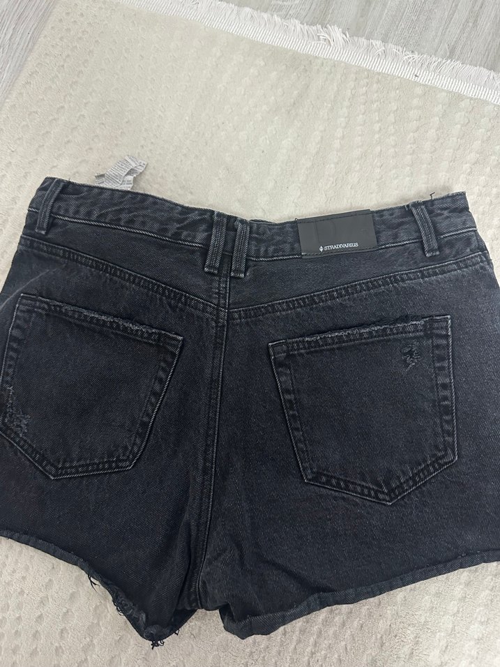 Siyah Yırtık Mini Denim Şort - Görsel 3