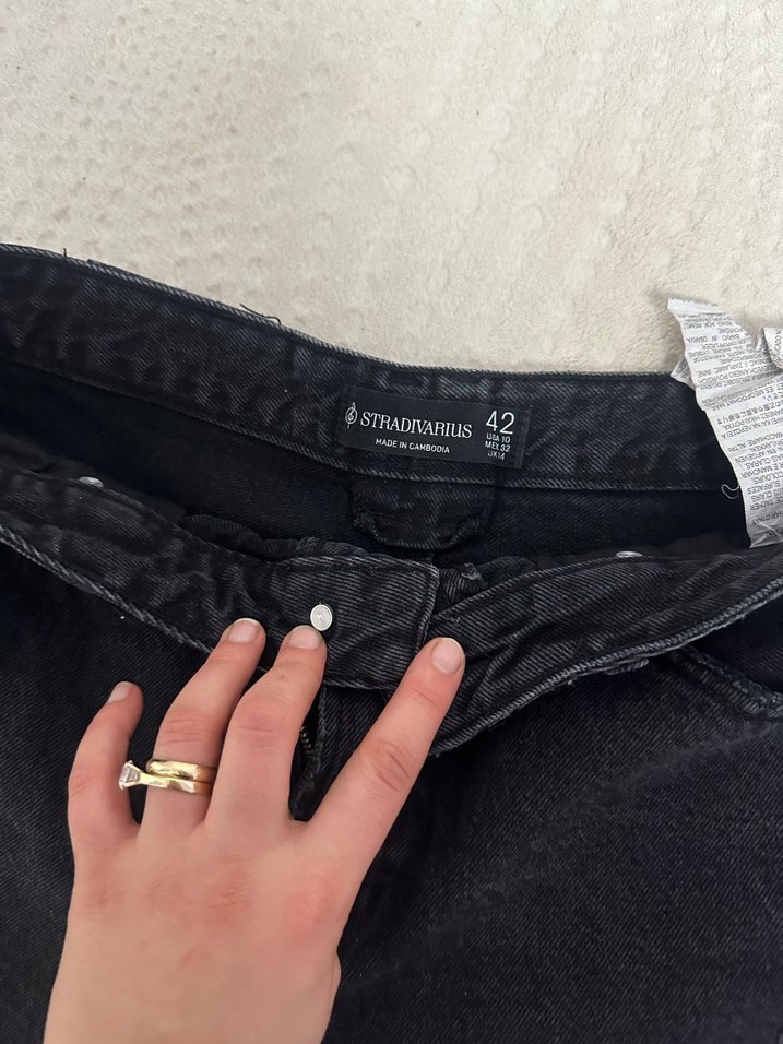 Siyah Yırtık Mini Denim Şort - Görsel 2