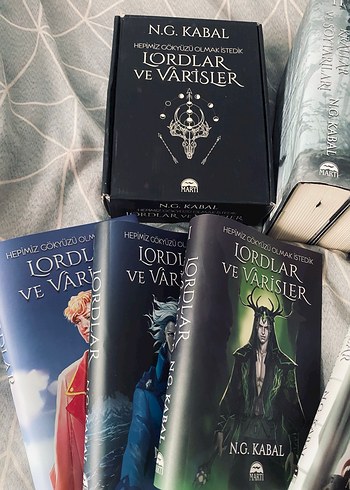 Lordlar ve Varisler, Krallar ve Soytarılar imzalı kutulu set - Görsel 2