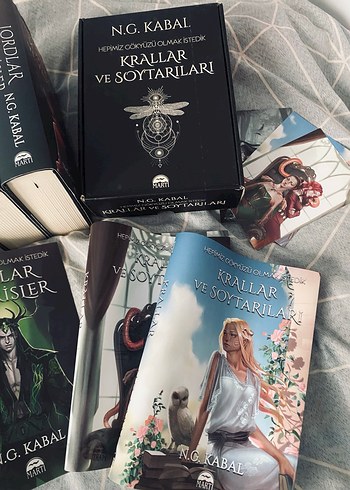 Lordlar ve Varisler, Krallar ve Soytarılar imzalı kutulu set - Görsel 3