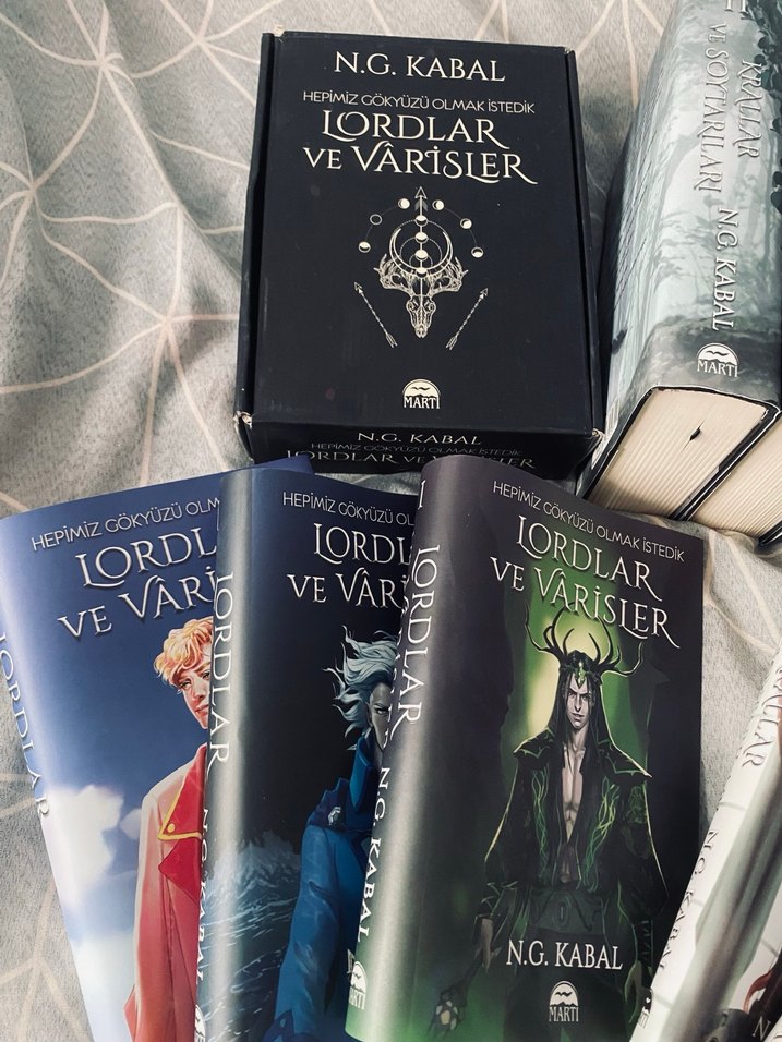 Lordlar ve Varisler, Krallar ve Soytarılar imzalı kutulu set - Görsel 2