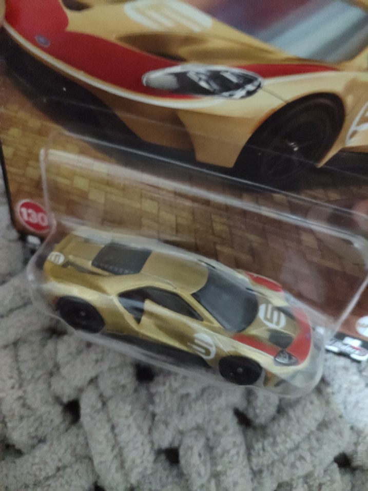 Hot Wheels 17Ford GT gold - Görsel 2