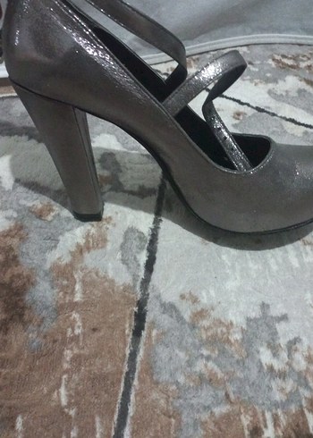 Gri Yılan Desenli Topuklu Kadın Ayakkabı - Görsel 3