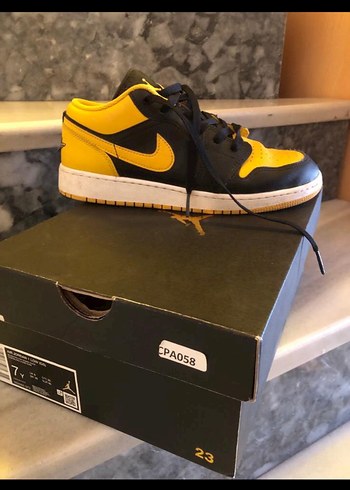 Nike Air Jordan 1 Low GS Sarı Siyah - Görsel 3