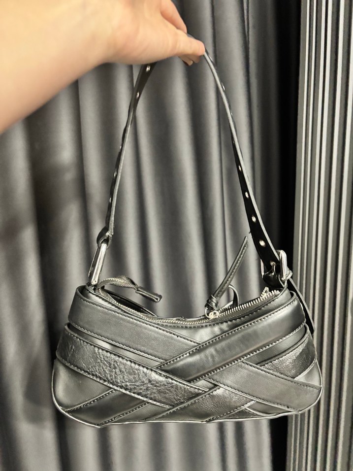 Zara Tokalı Siyah Deri Gotik Kadın Çantası - Görsel 2