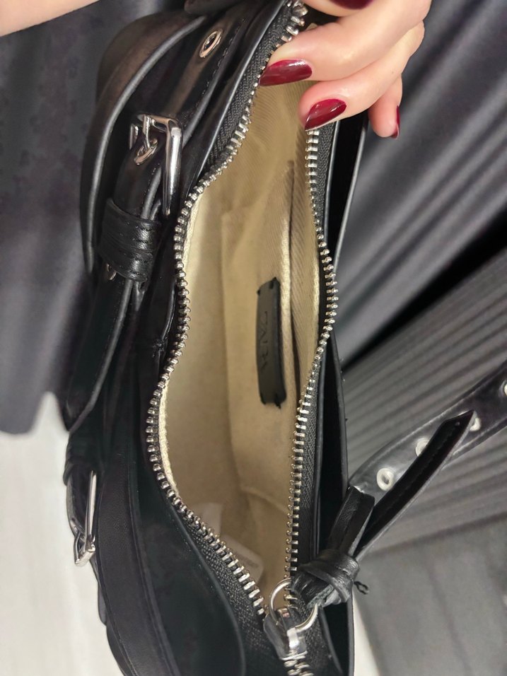 Zara Tokalı Siyah Deri Gotik Kadın Çantası - Görsel 3