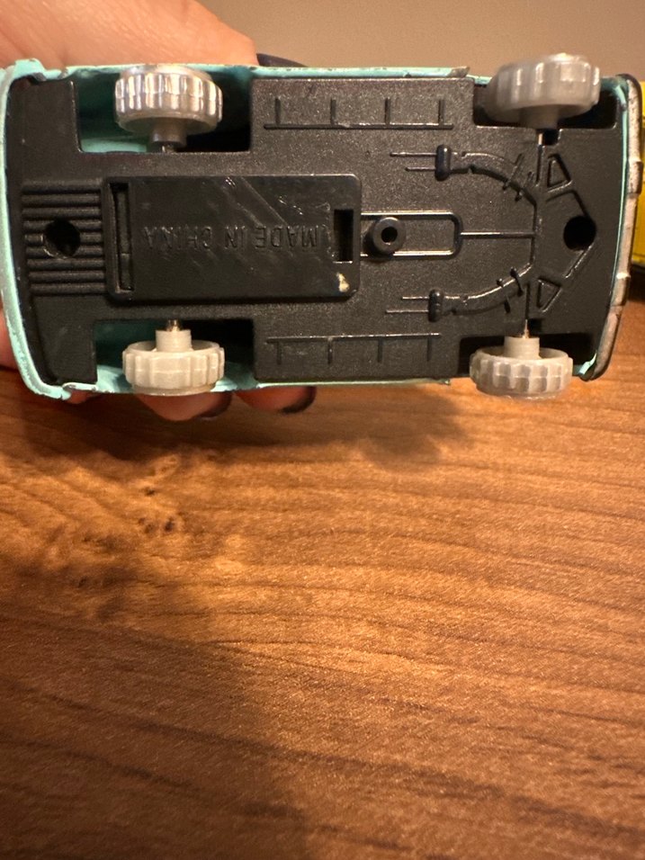 Sarı ve Mavi Renkli Oyuncak Arabalar - Görsel 2