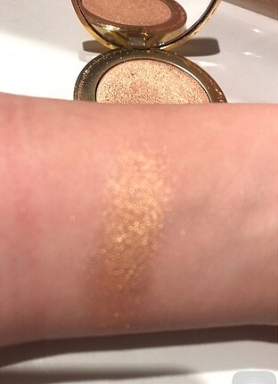 Loreal Paris Danla Bilic Burnish Highligther