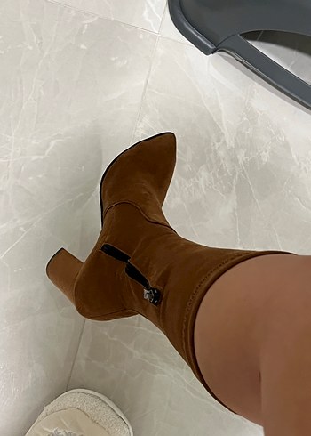 Zara Kadın Kahverengi Süet Topuklu Çizme