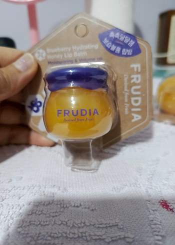 Frudia Sarı Nemlendirici Dudak Balmı - Görsel 2