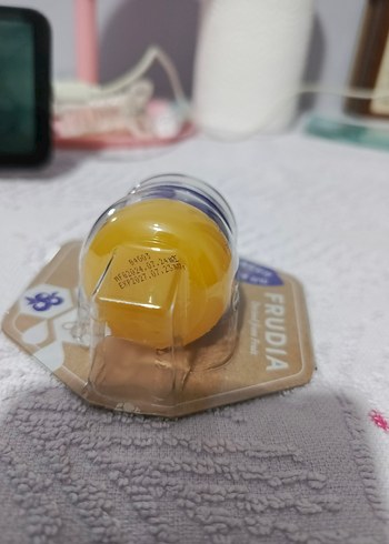 Frudia Sarı Nemlendirici Dudak Balmı - Görsel 3