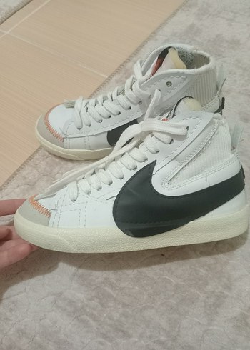 Beyaz Siyah Desenli Bağcıklı Spor Ayakkabı