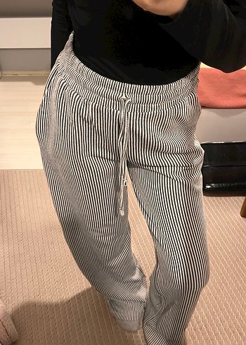 Gri Çizgili Kadın Pliseli Kumaş Pantolon - Görsel 2