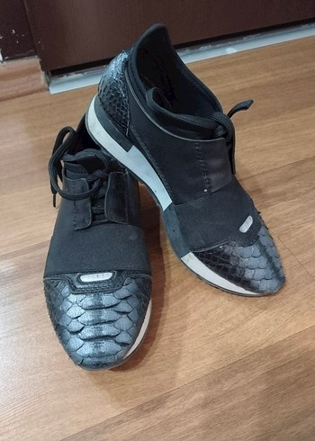 36 Beden Yılan Derisi karışımlı Siyah Spor Ayakkabı