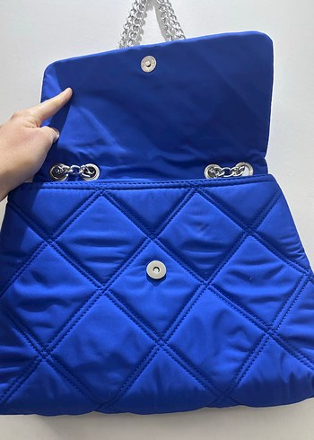 Zincir Detaylı Parlak Mavi Kadın Çanta - Görsel 3