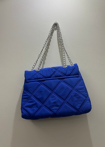 Zincir Detaylı Parlak Mavi Kadın Çanta - Görsel 4