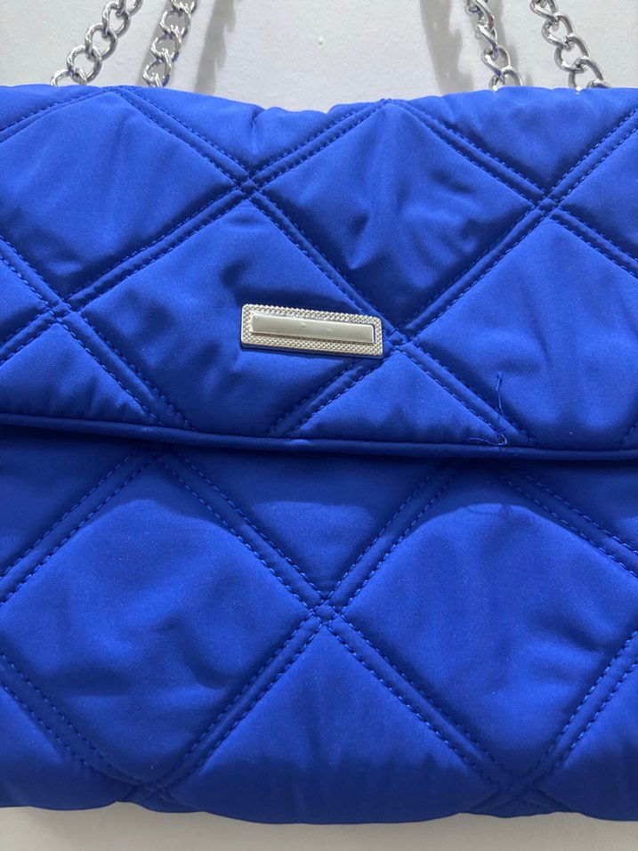 Zincir Detaylı Parlak Mavi Kadın Çanta - Görsel 2