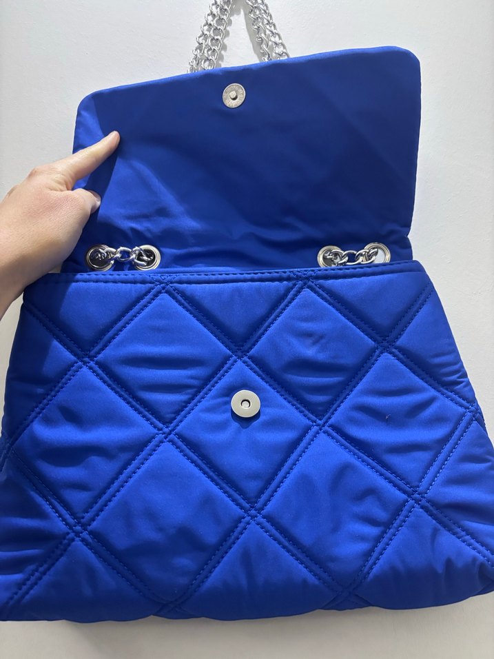 Zincir Detaylı Parlak Mavi Kadın Çanta - Görsel 3