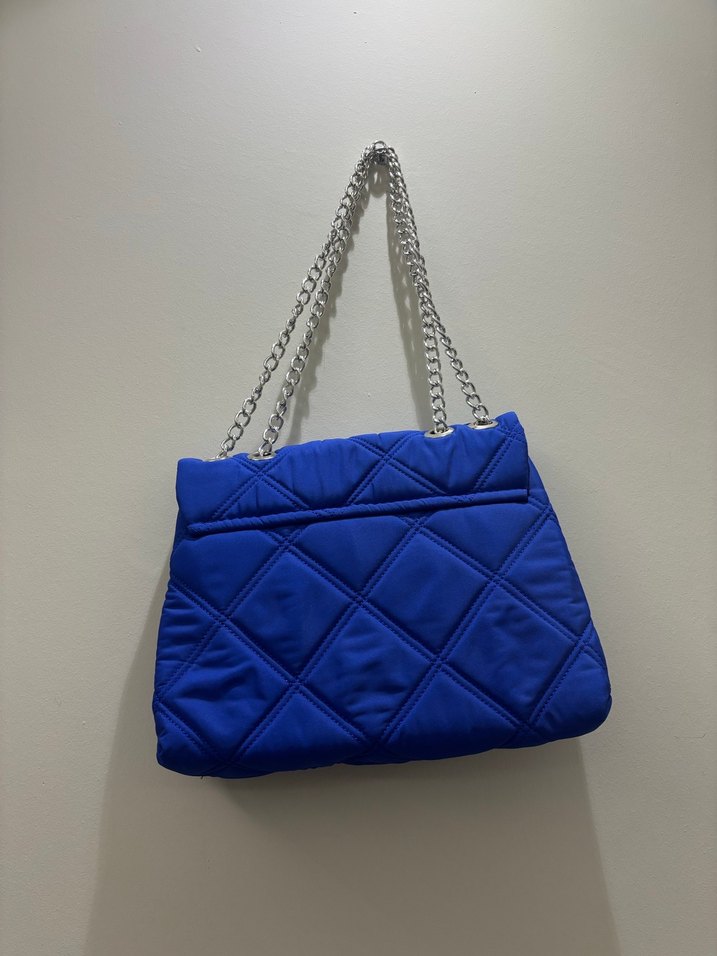 Zincir Detaylı Parlak Mavi Kadın Çanta - Görsel 4