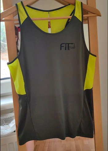 Gri ve yeşil renkli fit kesim spor takımı - Görsel 2