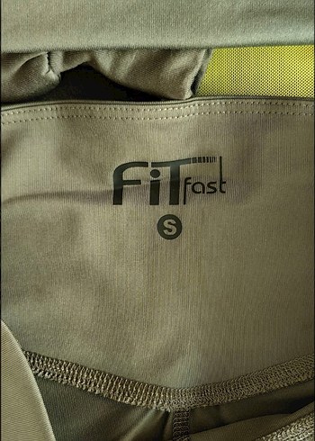 Gri ve yeşil renkli fit kesim spor takımı - Görsel 7