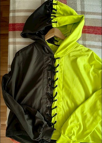 Gri ve yeşil renkli fit kesim spor takımı - Görsel 4