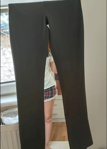 Gri ve yeşil renkli fit kesim spor takımı - Görsel 5