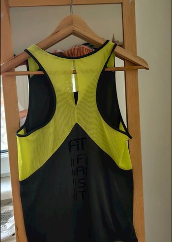 Gri ve yeşil renkli fit kesim spor takımı - Görsel 3