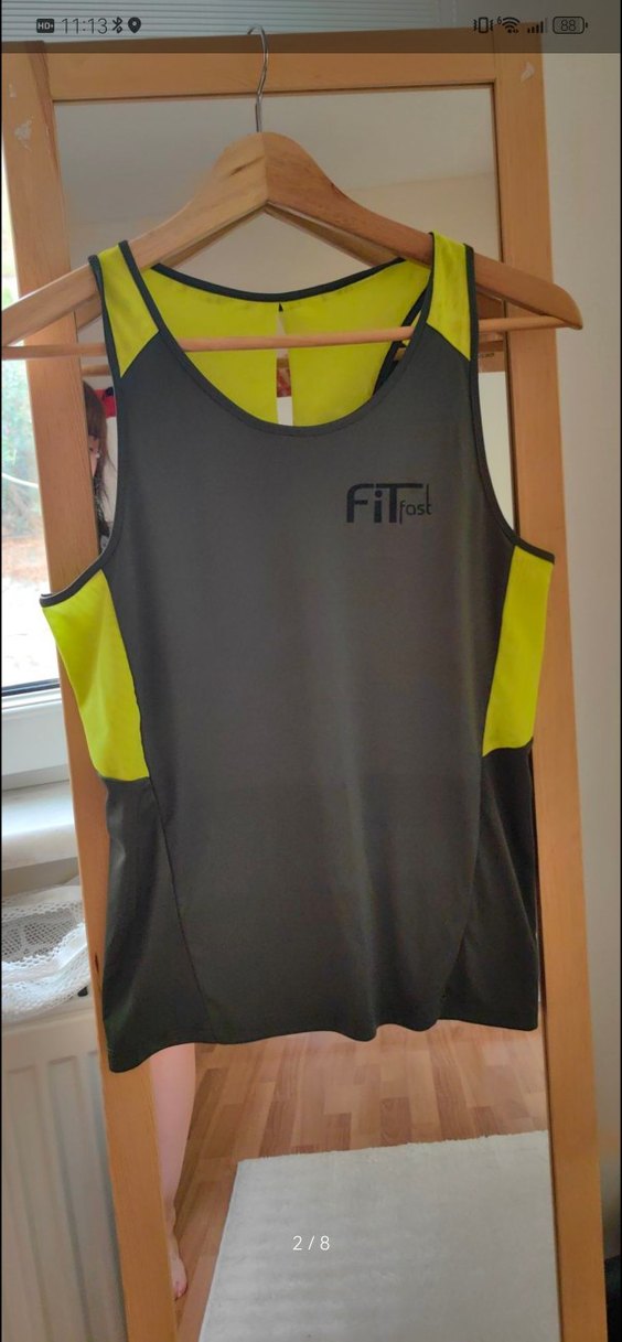 Gri ve yeşil renkli fit kesim spor takımı - Görsel 2