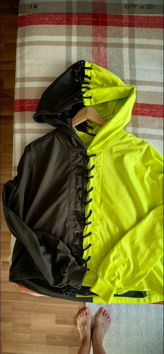 Gri ve yeşil renkli fit kesim spor takımı - Görsel 4