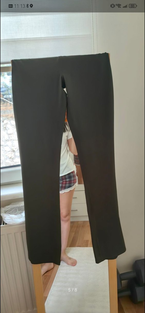 Gri ve yeşil renkli fit kesim spor takımı - Görsel 5