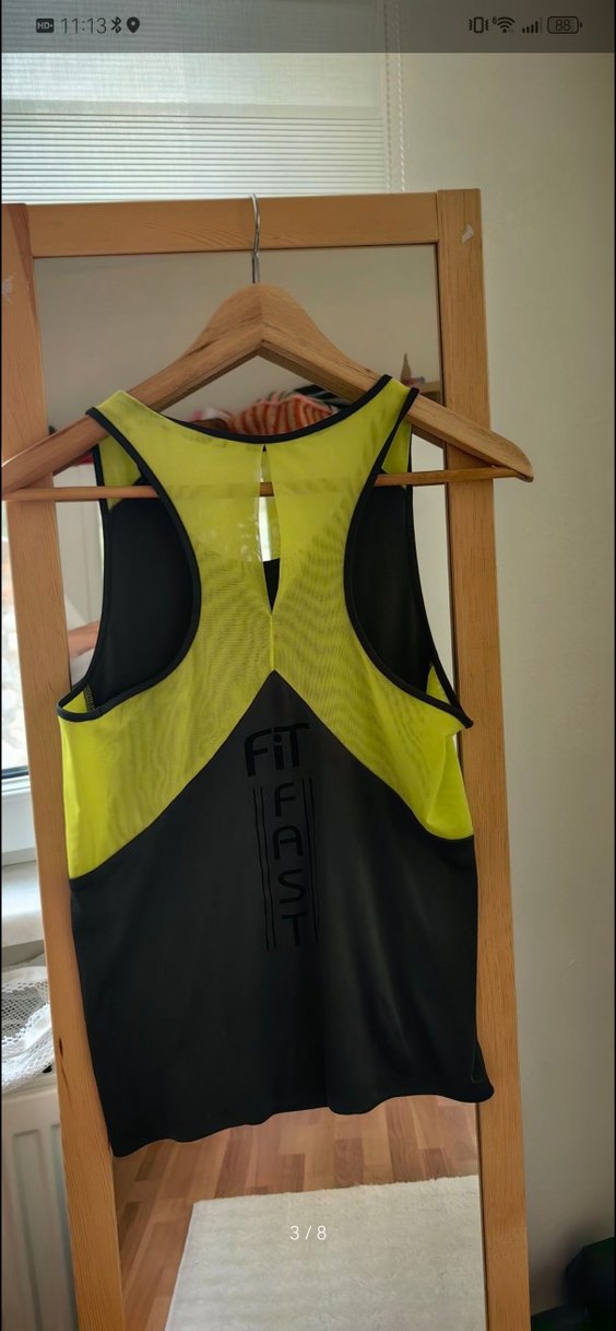 Gri ve yeşil renkli fit kesim spor takımı - Görsel 3