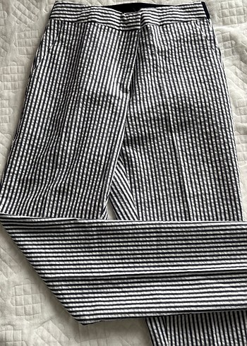 Gri Beyaz Çizgili Pilili Midi Kumaş Kadın Pantolon - Görsel 2