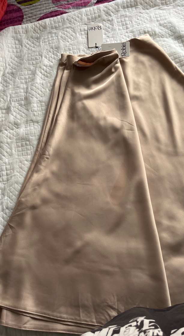 Bej Uzun Saten Etek - Görsel 2