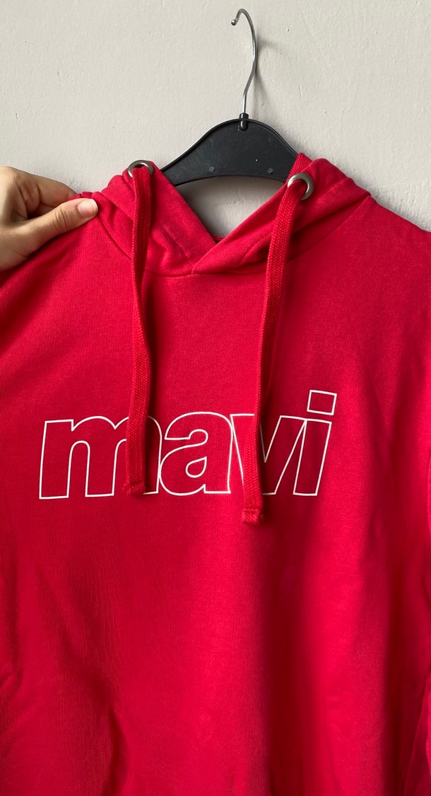 Kırmızı Kapüşonlu Mavi Baskılı Sweatshirt - Görsel 2