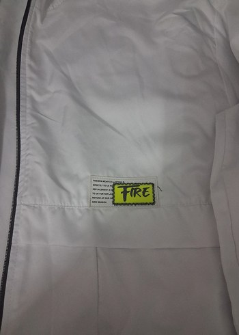 Beyaz Kapüşonlu Fermuarlı Kadın Ceket çok iyi durumda yagmurluk - Görsel 3