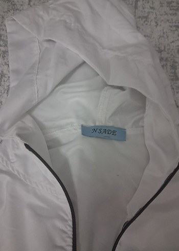 Beyaz Kapüşonlu Fermuarlı Kadın Ceket çok iyi durumda yagmurluk - Görsel 2