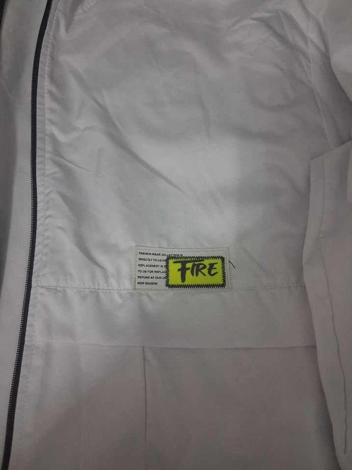 Beyaz Kapüşonlu Fermuarlı Kadın Ceket çok iyi durumda yagmurluk - Görsel 3