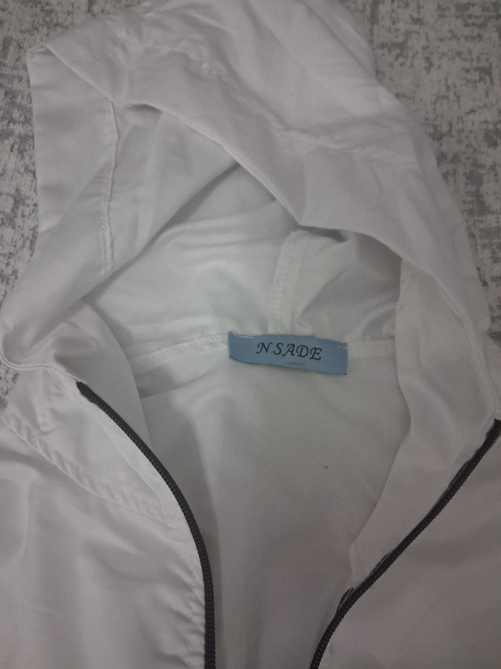 Beyaz Kapüşonlu Fermuarlı Kadın Ceket çok iyi durumda yagmurluk - Görsel 2