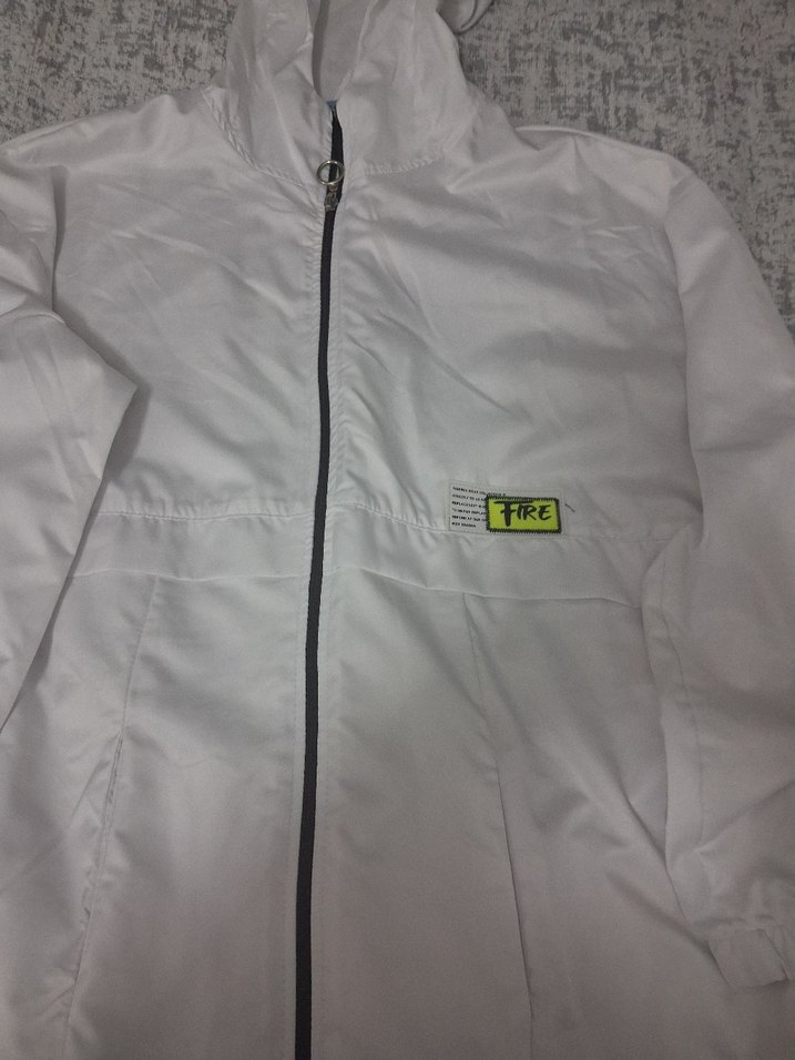 Beyaz Kapüşonlu Fermuarlı Kadın Ceket çok iyi durumda yagmurluk - Görsel 4
