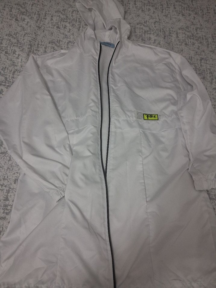 Beyaz Kapüşonlu Fermuarlı Kadın Ceket çok iyi durumda yagmurluk - Görsel 5