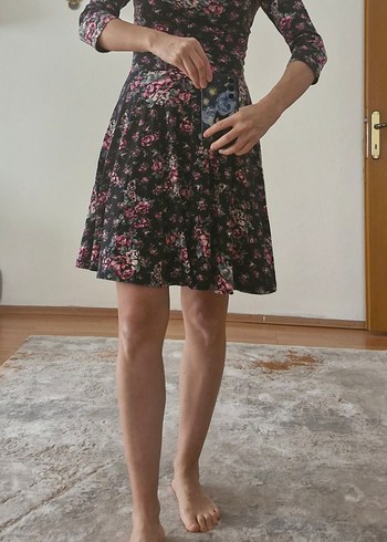 Sırt Detaylı Siyah Çiçekli Bohem Elbise - Görsel 3