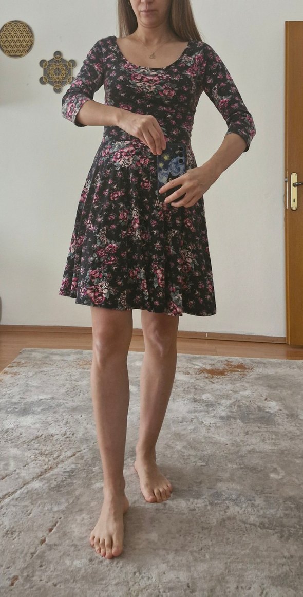 Sırt Detaylı Siyah Çiçekli Bohem Elbise - Görsel 3