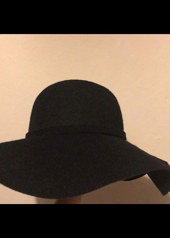 Siyah Keçe Kumaştan Tokalı Kadın Şapka - Görsel 2