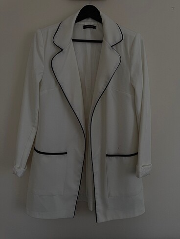 Beyaz kemerli kullanışlı blazer ceket