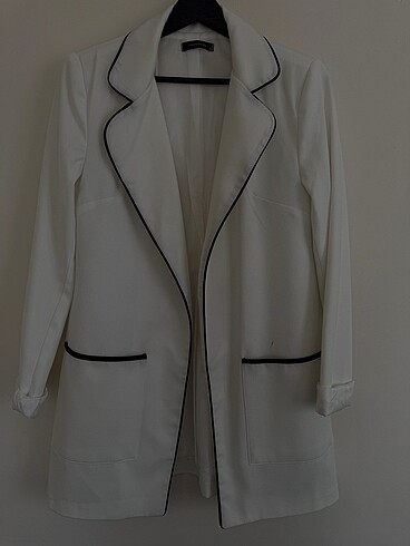 Trendyol & Milla Beyaz kemerli kullanışlı blazer ceket