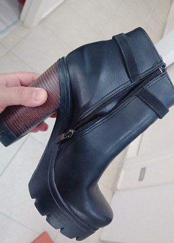 Siyah Deri Topuklu Fermuarlı Kadın Bot