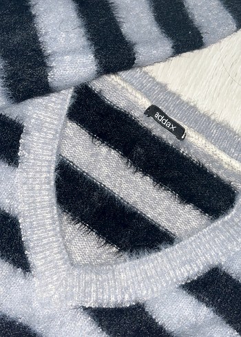 Gri Çizgili V Yaka Kadın Triko Kazak - Görsel 2